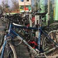 Fahrradsalat vor einem Ladenlokal