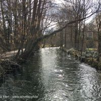 Blick auf die Würm durch eine Metallbrücke nähe Klinikum