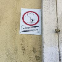 Blitzableiter am Gehsteig. Ein Meter neben mir Schnellstraße.