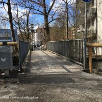   Eine für Kinder riesige Brücke über die Würm. 