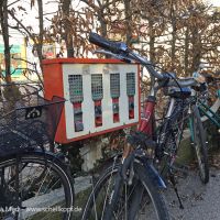 Falsch geparkte Fahrräder verhindern den Weg zum Kinderschatz