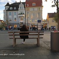   Feierabend, warten auf den Bus