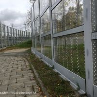 Fußgänger rechts, Autos links, schön sortiert.