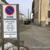 Großes Schild und kleine Fahrzeuge.