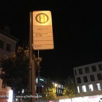 Irmonherplatz der Platz der keinen Namen hat. Bushaltestelle bei Nacht.