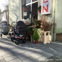 Kinderwagenstau vor einem Geschäft ;-) 