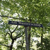 Nicht nur das Schloss ist riesig, auch das Straßenschild aus Kindersicht