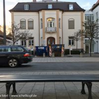 Parkbank vor einem historischen Gebäude in Münchenn