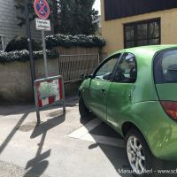 Quer zur Parkbucht geparkt