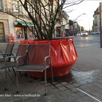   Ruheplätze am Pasinger Marienplatz. Stille gibt es hier nicht am Verkehrsknotenpunkt.