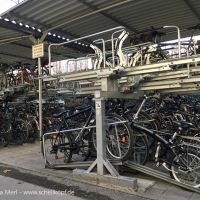 Sortierte Fahrräder am Pasinger Bahnhof