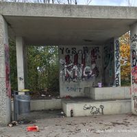 Stilleben mit jugendlichen Partyresten auf Sportplatz