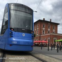 Straßenbahn in einer Kurve stehend am Pasinger Bahnhof.
