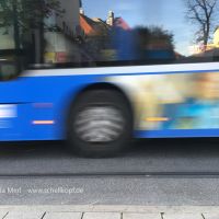 Wie der Wind eine Zeitrafferaufnahme eines Busses in Pasing.